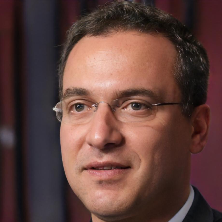 Portrait de Théophile Marchand, expert en analyse financière